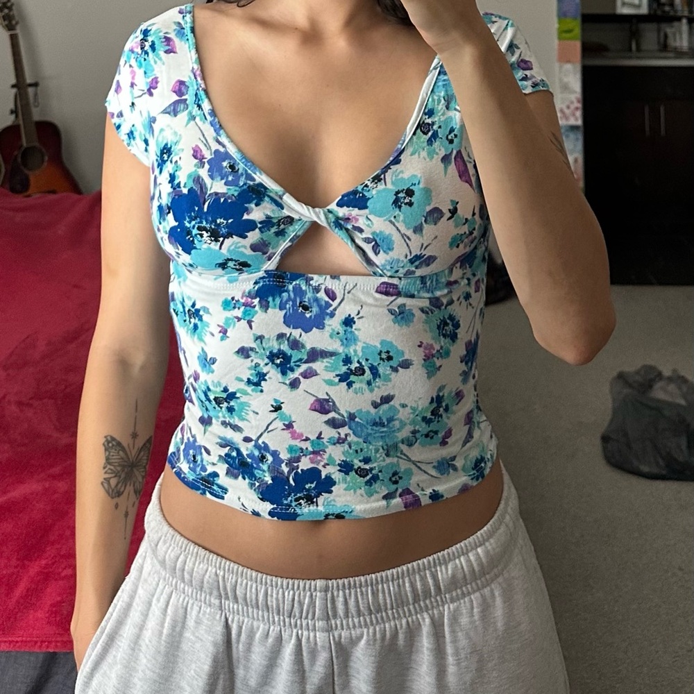 dELiA*s Blue Floral Cut-Out Cropped Top